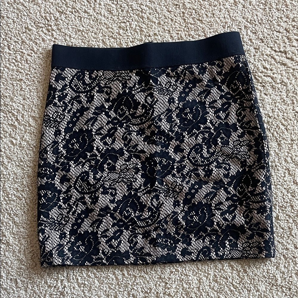 Like New, Women’s Size 6 Elegant Black Lace Skirt